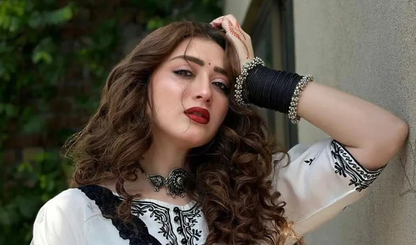 momina iqbal instagram
